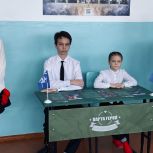«Единая Россия» установила Парту Героя в школе Калачинского района