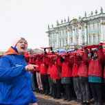 «Защитник — это состояние души»: на Дворцовой площади прошёл праздничный флешмоб «Молодой Гвардии» и «Волонтерской роты»