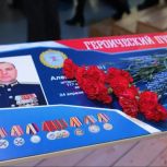 В оренбургских школах увековечивают память героев