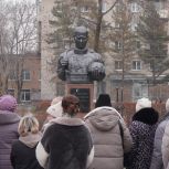 «Тем, кто погиб. Тем, кто вернулся. Тем, кто ждал»: активисты партийного женского движения возложили цветы к мемориалу бойцам СВО