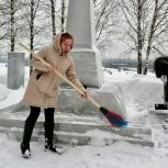 В Сыктывдинском районе партийцы очистили от снега мемориал павшим воинам-землякам