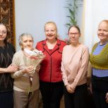 «Мы все вами восхищаемся!»: депутат «Единой России» Наталия Астахова поздравила жительницу Сенного округа с 95-летием