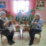 Жительницы села Урсаево вяжут носки для бойцов с российской символикой