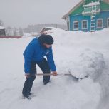 В селе Лэзым партийцы помогли пожилым женщинам убрать снег у дома