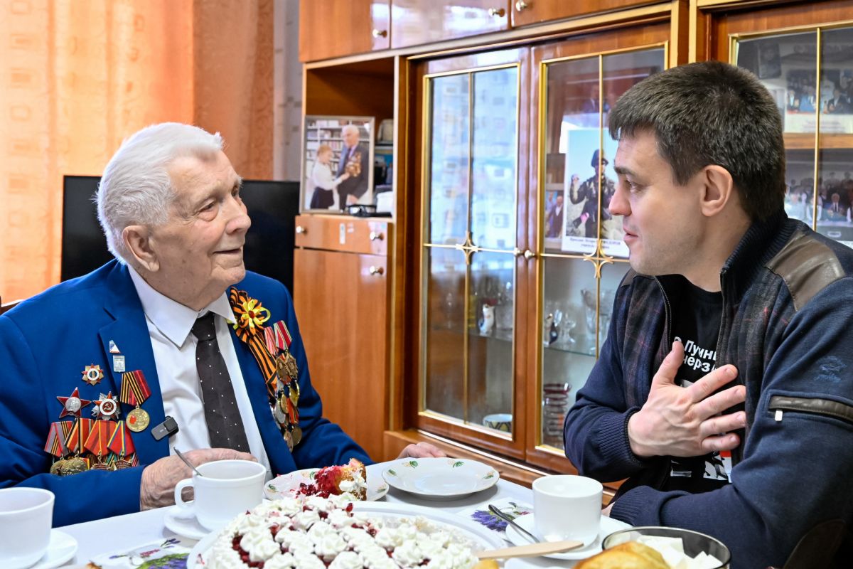 Михаил Котюков поздравил со 100-летним юбилеем участника Великой Отечественной войны Алексея Самохина