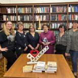 Екатерина Алтабаева передала книги в Центральную библиотеку имени Толстого