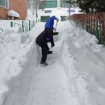 Партийцы "Единой России" помогают в расчистке снега