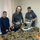 В районе Чертаново Северное состоялась серия мастер-классов по изготовлению блиндажных свечей и браслетов из паракорда