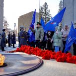 Активисты «Единой России» в День защитника Отечества возложили венки и цветы к Вечному огню в Новосибирске