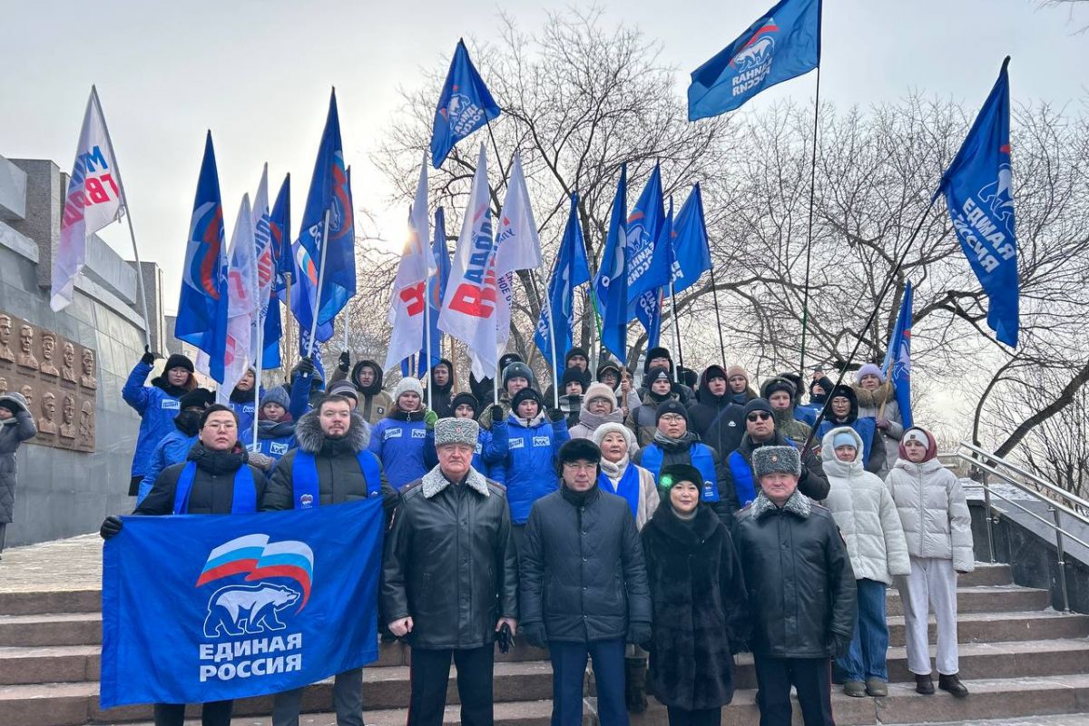 Партия «Единая Россия» возложила цветы к мемориалу Победы в честь празднования Дня защитника Отечества.