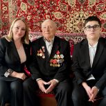 Депутат от «Единой России» поздравила ветерана ВОВ Юрия Петрухина с Днем защитника Отечества