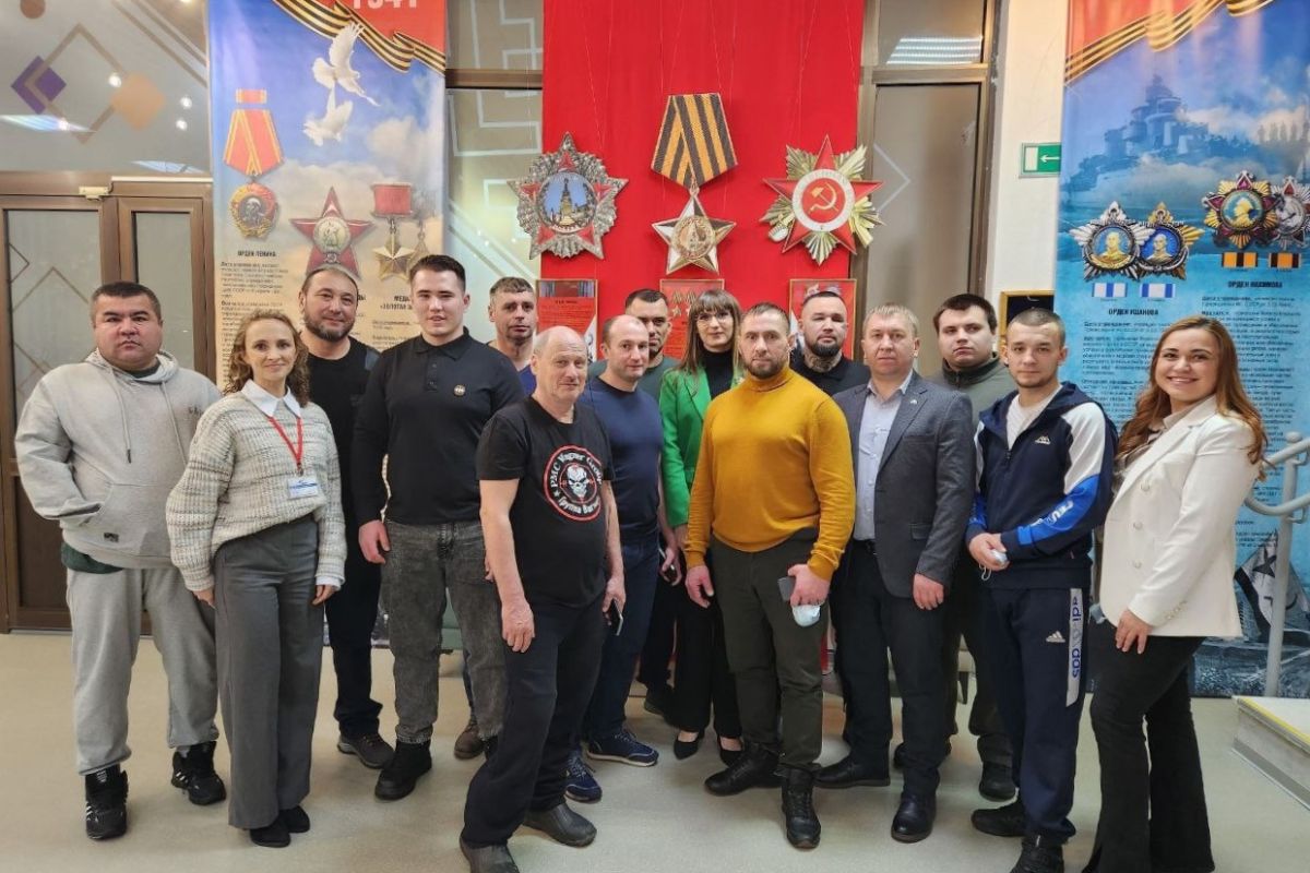 Единороссы оказали содействие в открытии выставки «Награды Победителей» в Югорске