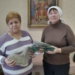 Волонтеры партии «Единая Россия» Краснокутского района передали вязанные носки на фронт
