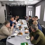 «Единая Россия» поздравила старшее поколение и участников СВО с Днём защитника Отечества