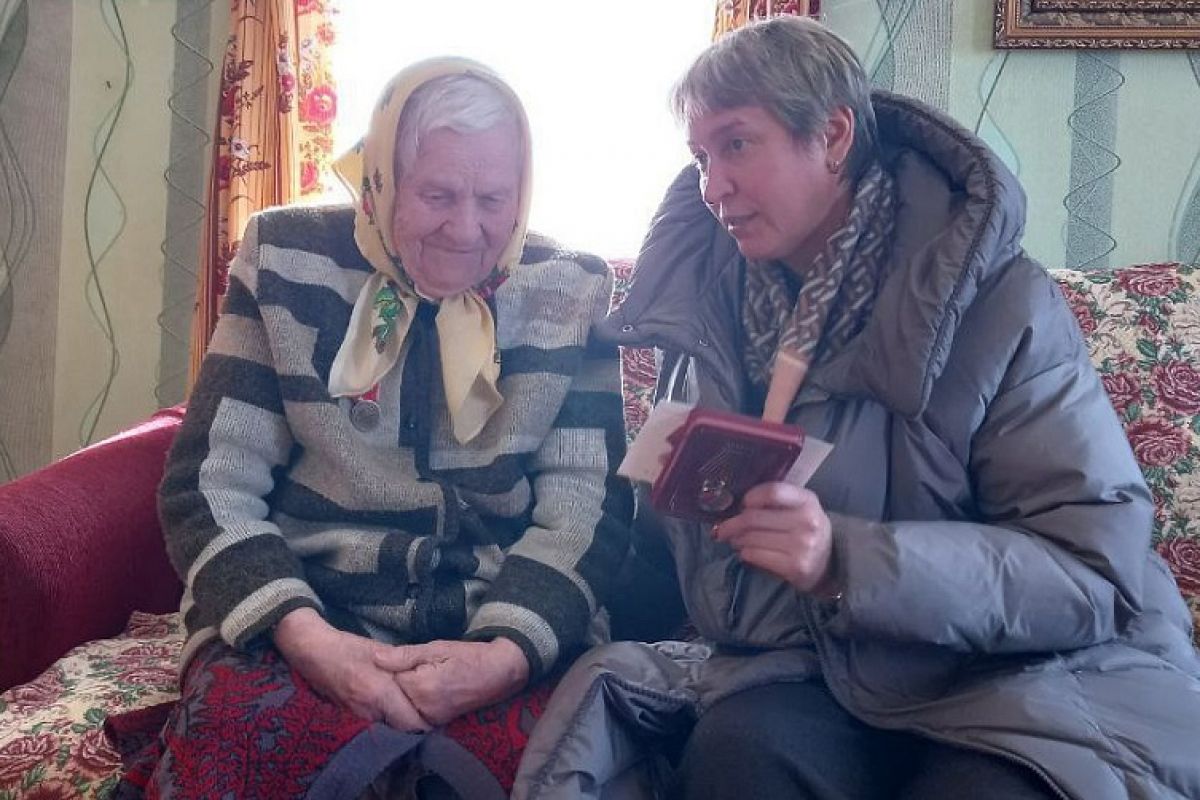 Ветеранам Каргопольского округа вручают медали к 80-летию Победы