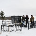 В Усть-Куломском поселке Паспом партийцы очистили от снега памятник участникам Великой Отечественной войны