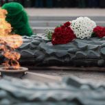 Алексей Текслер почтил память героев в День защитника Отечества