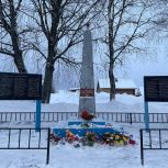 Актив "Единой России" очистил мемориал памяти участников Великой Отечественной войны в селе Носим