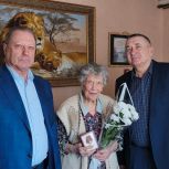 В Аркадакском районе Василий Кравцов вручил труженице тыла медаль к 80-летию Победы в Великой Отечественной войне