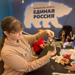 В Оленегорске Мурманской области «Единая Россия» обучила молодёжь изготовлению талисманов для бойцов