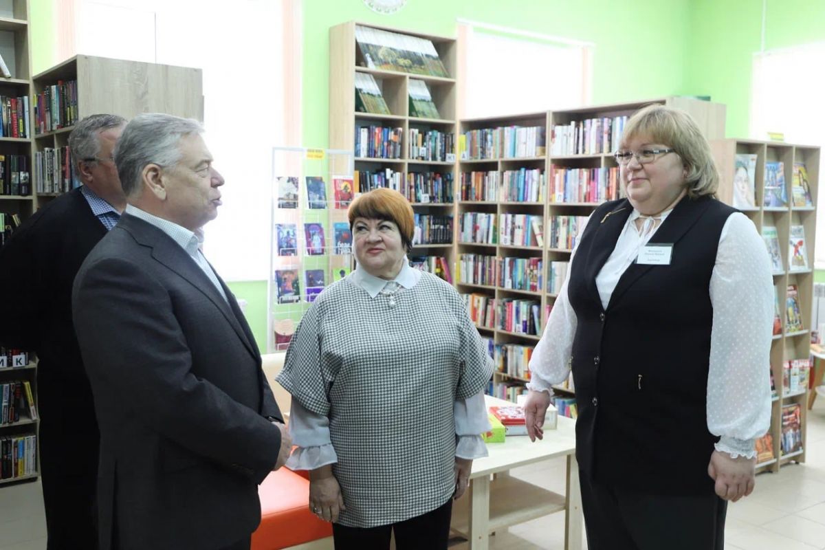 Николай Воробьев посетил обновленную модельную библиотеку в Плавске