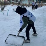«Снежный десант»: молодёжь Коркинского округа помогает городу справиться со снегопадами