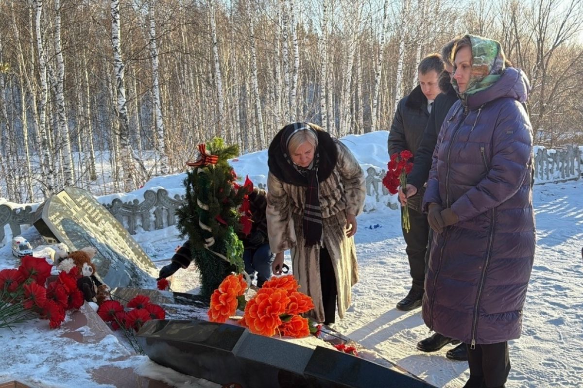 Татьяна Ильюченко почтила память эвакуированных в Алтайский край детей блокадного Ленинграда