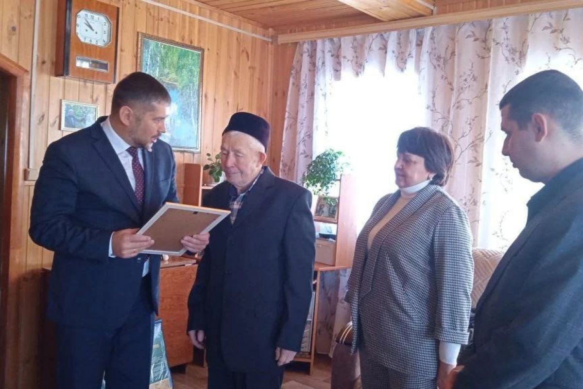 Партийцы Атнинского района поздравили земляка с 90-летием
