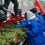Молодогвардейцы Казани возложили цветы в честь Дня памяти воинам-интернационалистам
