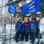 Активисты «Единой России» очистили от снега захоронения участников Великой Отечественной войны в шести городах Кузбасса