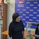 Жительница Чукотки передала реготделению Партии  50 чукотских оберегов для раненых участников СВО