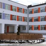 «Партийный десант» посетил открывшуюся после ремонта школу