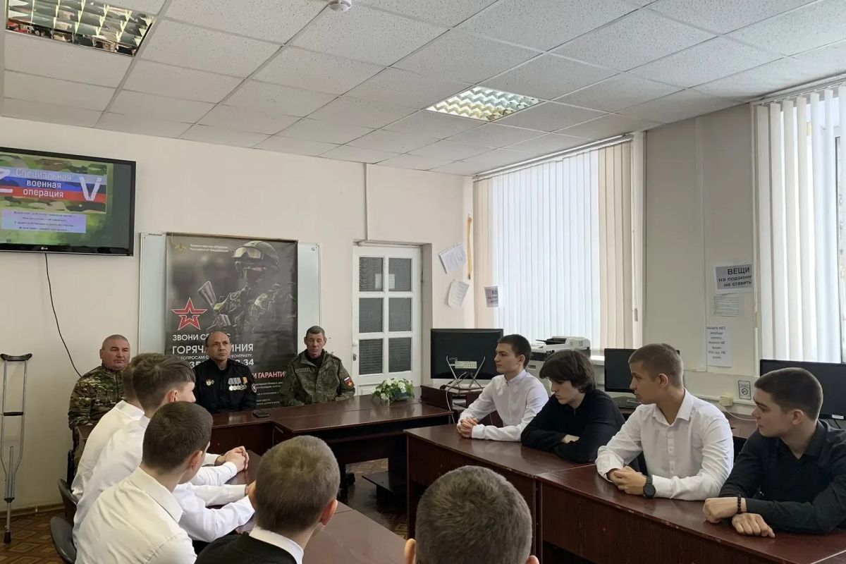Участники СВО провели в Канашском техникуме Урок Мужества