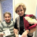 Североморские единороссы вручили памятные медали детям войны
