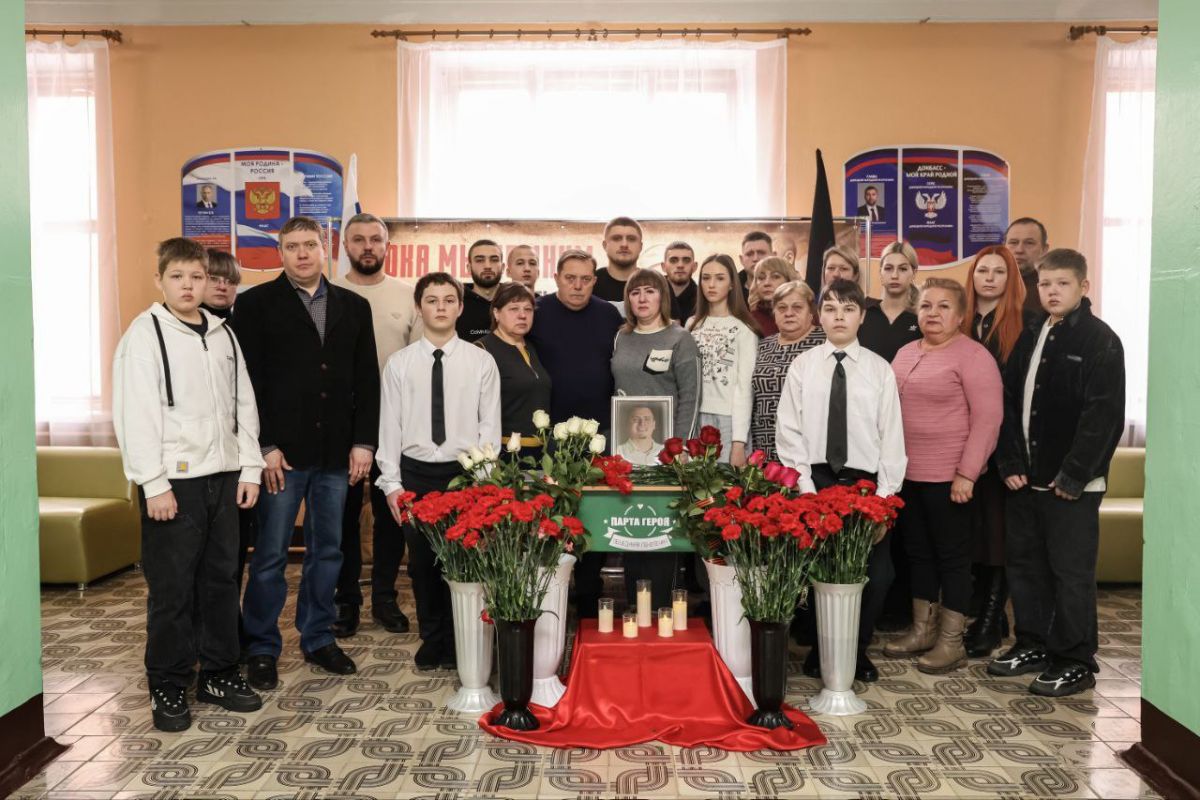 В школе № 90 Макеевки открыли Парту Героя в память о погибшем выпускнике Богдане Решетнёве
