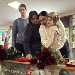 «Единая Россия» установила три Парты Героя в школе Донецка