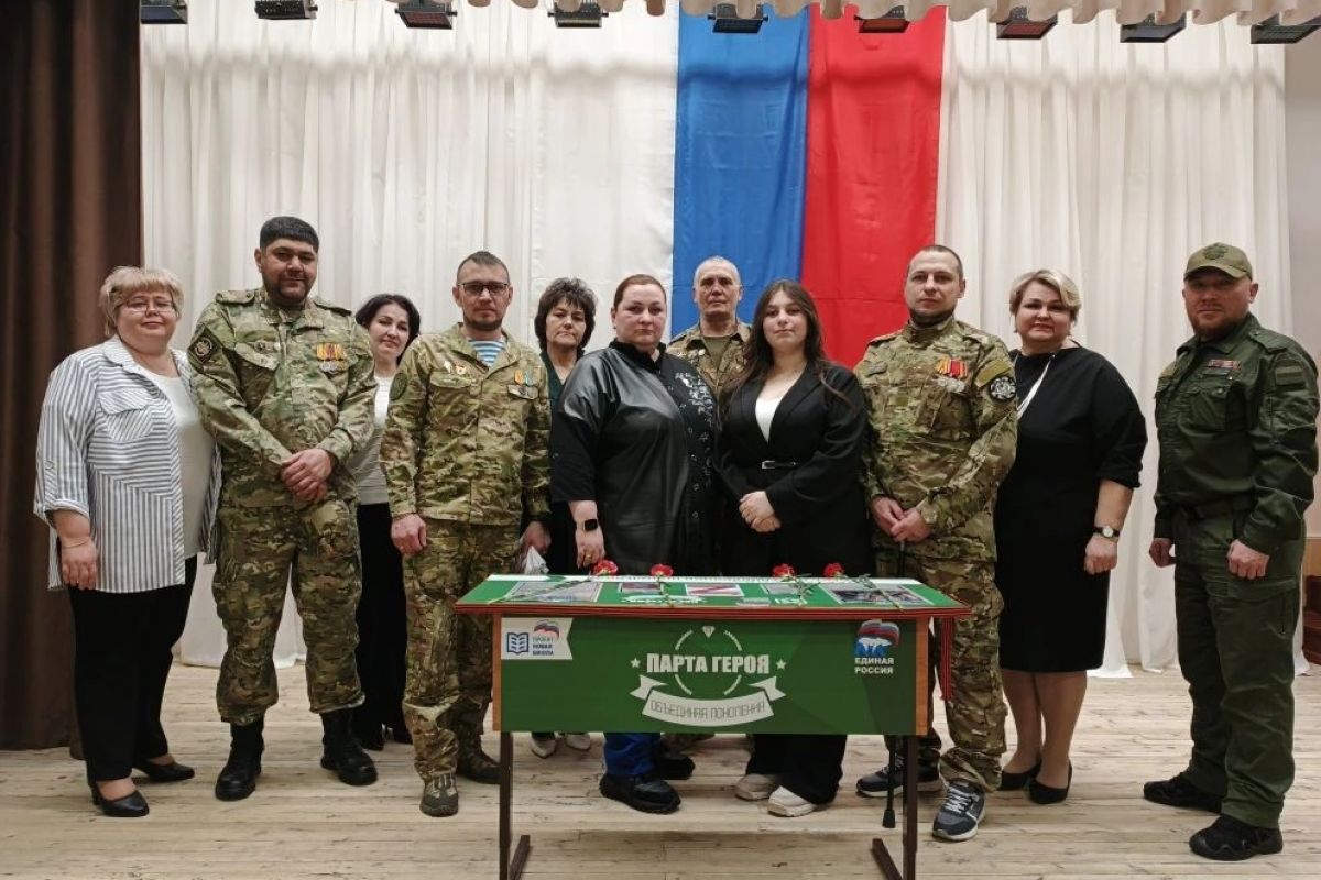 По инициативе партии в Югре открыли «Парты Героев» в честь участников СВО