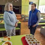 В Кандалакше и Островном проверили организацию горячего питания школьников