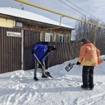 Молодогвардейцы Копейска помогли почистить снег возле дома матери участника СВО