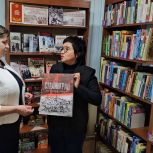 Депутат Госдумы передала библиотеке им. Тана-Богораза в Анадыре книгу «Сталинград. Без срока давности»