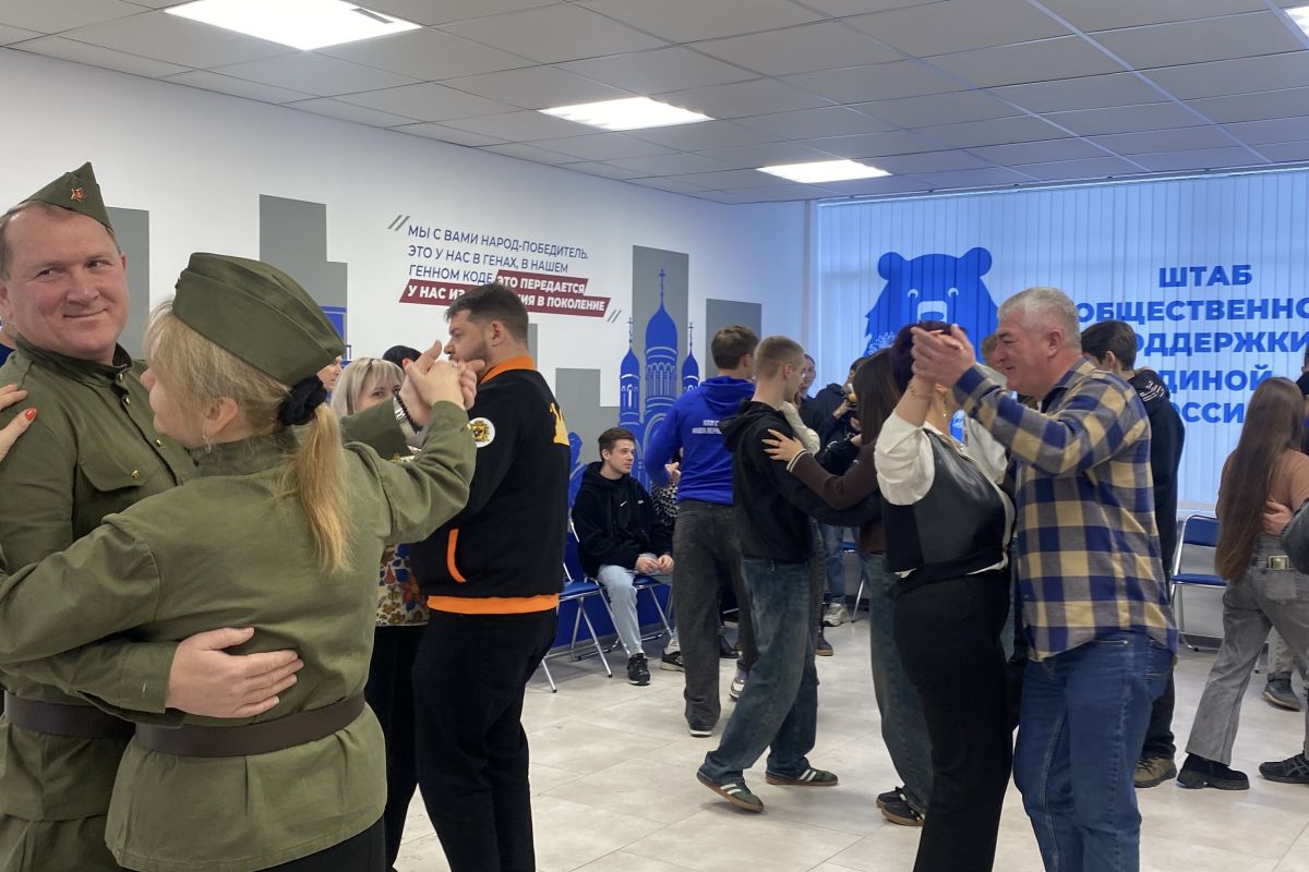 В Херсонской области к 83-й годовщине победы в Сталинградской битве «Единая Россия» провела акцию «Случайный вальс»