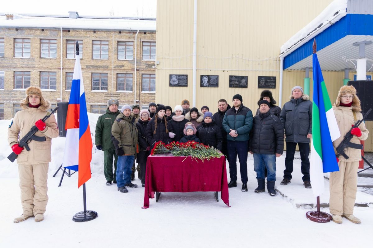 В столичной 7-й школе открыли мемориальную доску памяти выпускника Филиппова Александра Игоревича