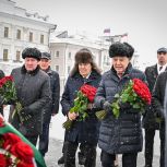 В Казани состоялась церемония возложения цветов к памятнику Мусе Джалилю
