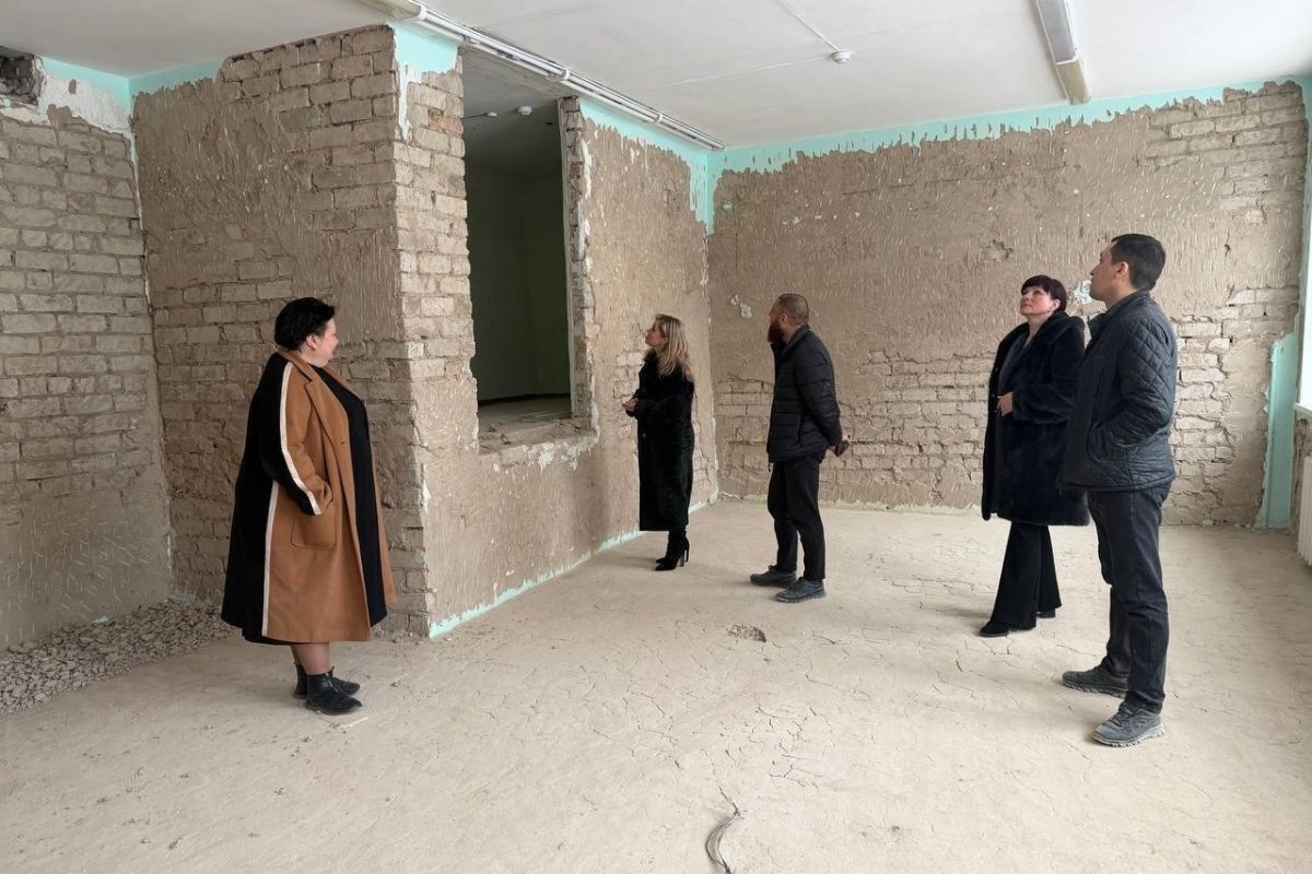 «Единая Россия» провела мониторинг капремонта школы в Старомайнском районе