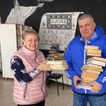 Волжские партийцы передали в городскую библиотеку партию книг в рамках Всероссийской акции «Дарите книги с любовью»