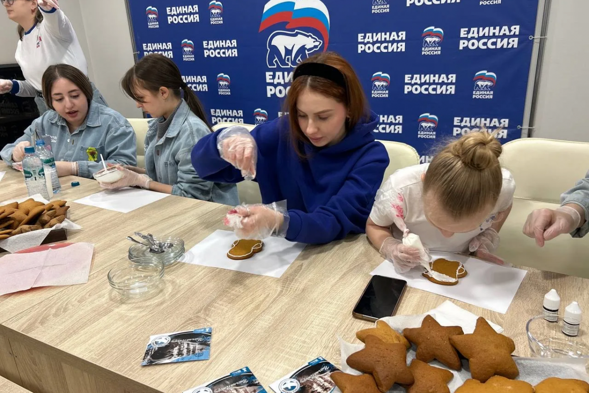 Активистки «Женского Движения Единой России» в Ноябрьске пекут печенья для бойцов СВО