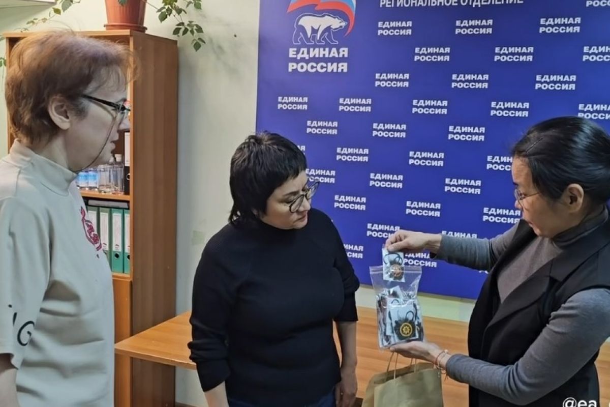 Жительница Чукотки передала реготделению Партии  50 чукотских оберегов для раненых участников СВО