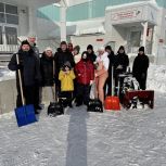 Тамбовские сторонники «Единой России» продолжают акцию по расчистке снега у социально значимых объектов
