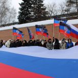 В День признания независимости ДНР и ЛНР «Молодая Гвардия Единой России» провела патриотические акции у посольств США и Великобритании