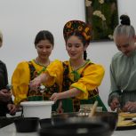Семьи участников СВО испекли блины в Едином центре поддержки на Береговом